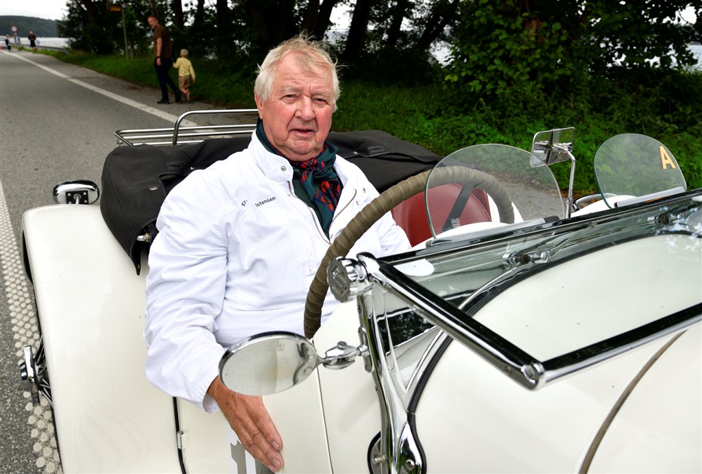 Grand Old Man i Munkebjerg Hill Climb, Ernest Kristensen fra Vejle, stiller op i sin SS 100 fra 1935 – en bil, der blev forløberen for Jaguar-mærket.